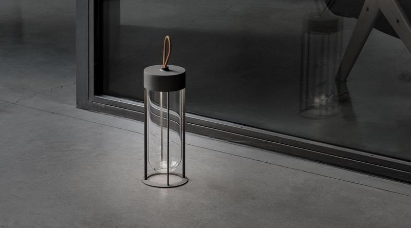 В напольном светильнике In Vitro Unplugged, созданном Филиппом Старком (Philippe Starck) специально для Flos, реализована оптическая технология Edge Lighting. Она обеспечивает равномерное рассеивание света при любой удаленности от стен или предметов мебели