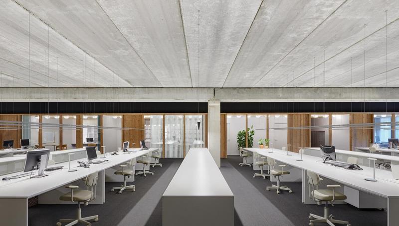Настольная лампа Flos Oblique создавалась под современные офисные интерьеры, предусматривающие много света и пространства. Но и в небольших помещениях она смотрится весьма удачно