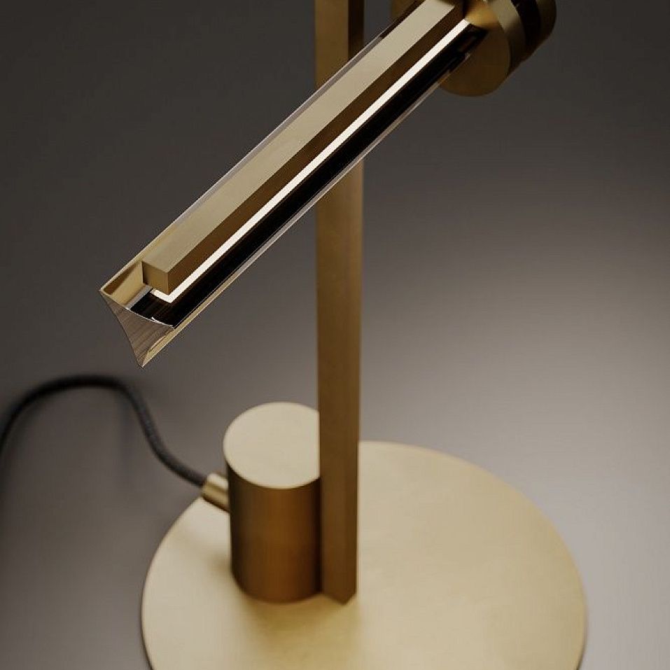 024T1M03R.CE OPTICAL TABLE NATURAL BURNISHED BRASS/SMOKE GREY TRIHEDRON//дымчатый настольный LED 1х1   