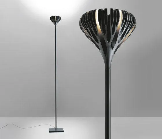 А в эклектичном торшере Florensis от Artemide свет отражается уже от потолка А в эклектичном торшере Florensis от Artemide свет отражается уже от потолка