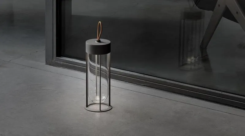 В напольном светильнике In Vitro Unplugged, созданном Филиппом Старком (Philippe Starck) специально для Flos, реализована оптическая технология Edge Lighting. Она обеспечивает равномерное рассеивание света при любой удаленности от стен или предметов мебели В напольном светильнике In Vitro Unplugged, созданном Филиппом Старком (Philippe Starck) специально для Flos, реализована оптическая технология Edge Lighting. Она обеспечивает равномерное рассеивание света при любой удаленности от стен или предметов мебели