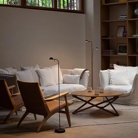 Лаконичный торшер Vibia Pin – классика локального размещения. Он занимает минимум места и легко переносится к нужному креслу Лаконичный торшер Vibia Pin