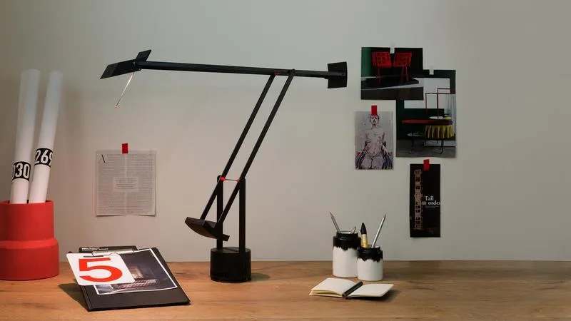 Лампа Artemide Tizio выпускается и по сей день в двух вариантах: с галогеновым источником света и LED Настольная лампа Artemide Tizio