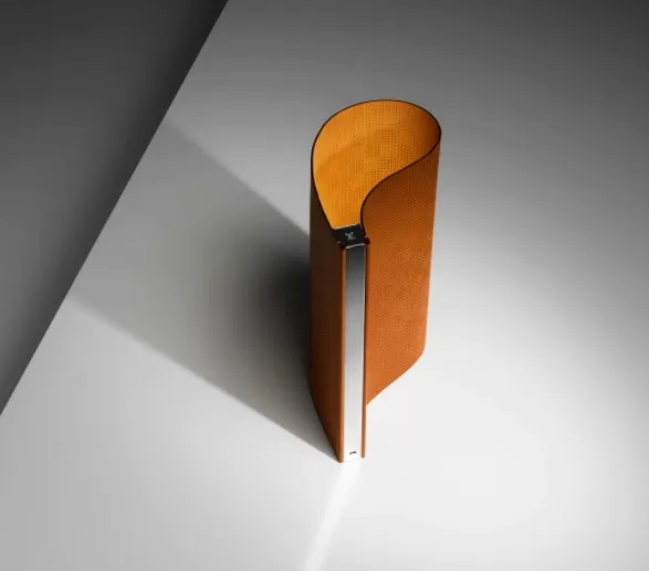 Настольная лампа Surface с абажуром из натуральной кожи