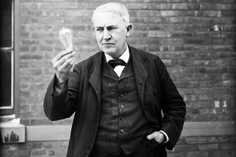 Томас Эдисон (Thomas Edison) со своим изобретением Томас Эдисон и лампы Эдисона